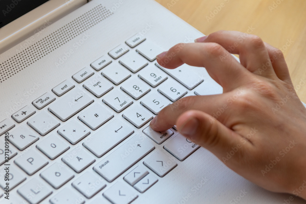 Kind lernt am Notebook das Tippen und Programmieren, um für die digitale Zukunft gut ausgebildet zu sein Kind lernt am Notebook das Tippen und Programmieren, um für die digitale Zukunft gut ausgebildet zu sein