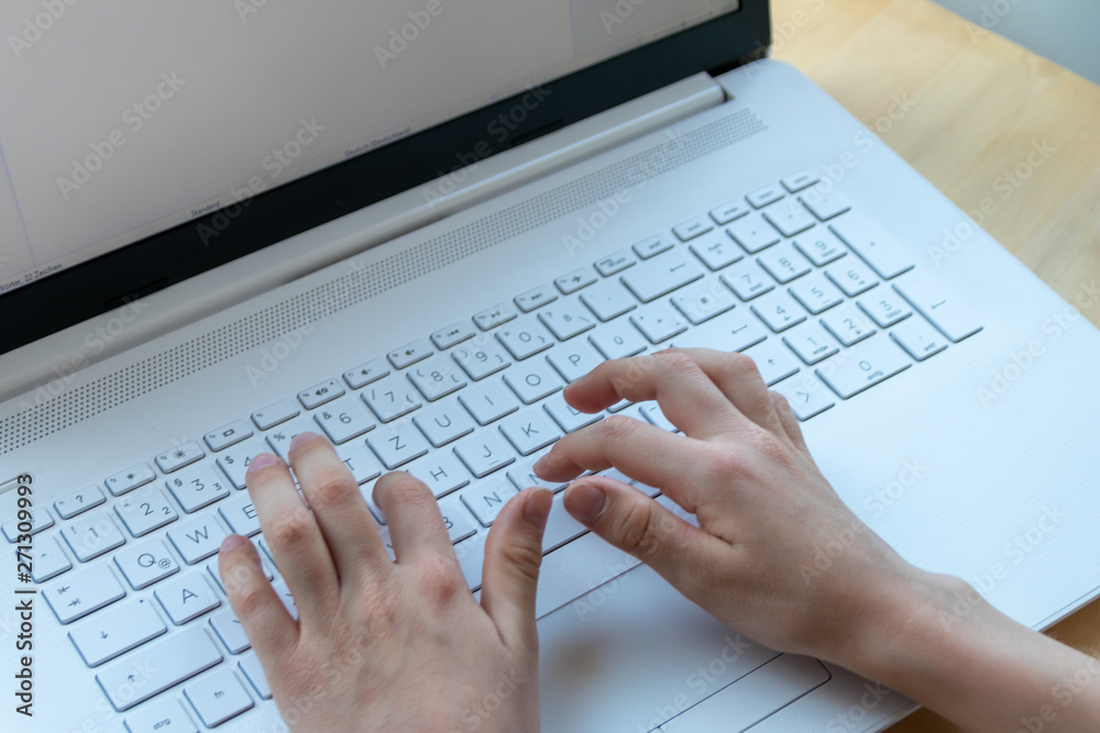 Kind lernt am Notebook das Tippen und Programmieren, um für die digitale Zukunft gut ausgebildet zu sein Kind lernt am Notebook das Tippen und Programmieren, um für die digitale Zukunft gut ausgebildet zu sein