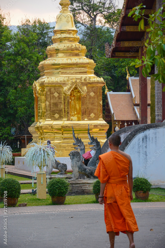 Vista de templo budista em Chiang Mai, Tailândia