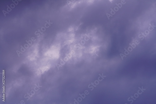 Wolken Himmel abends mit Magenta