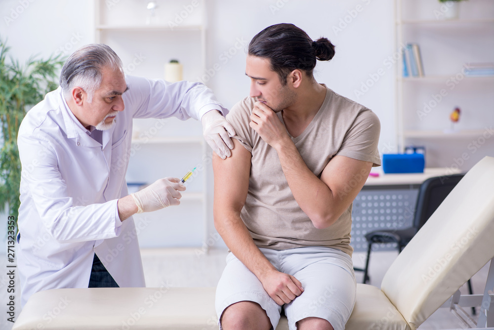 Obraz premium Male patient visitng doctor for shot inoculation 