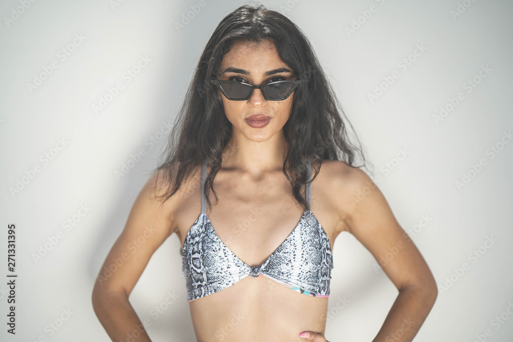 Obraz premium Beautiful Model In Sunglasses and Grey Bikini