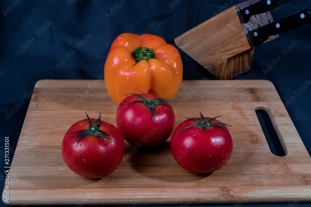 Cortando tomates para una salsa Cortando tomates para una salsa