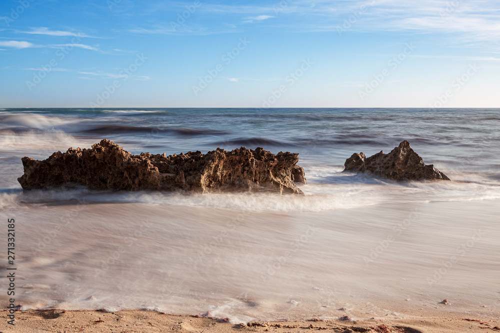 Rochas na praia da Ilha (Por se encontrar localizada em frente à ilha do Pessegueiro) em Porto Covo, na Costa Vicentina em pleno Alentejo, Portugal, Europa. Rochas na praia da Ilha (Por se encontrar localizada em frente à ilha do Pessegueiro) em Porto Covo, na Costa Vicentina em pleno Alentejo, Portugal, Europa.