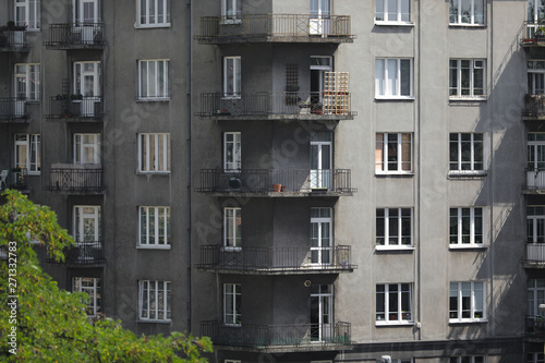 Residential building. Vertical patterns, lines © Artem Bayandin