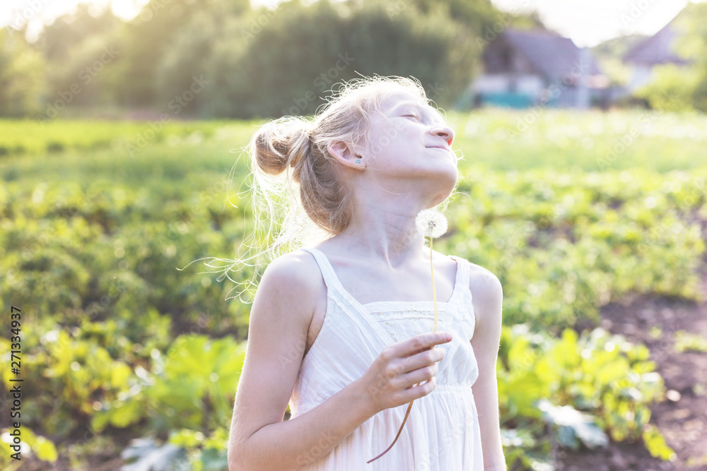 Obraz premium girl holding dandelion