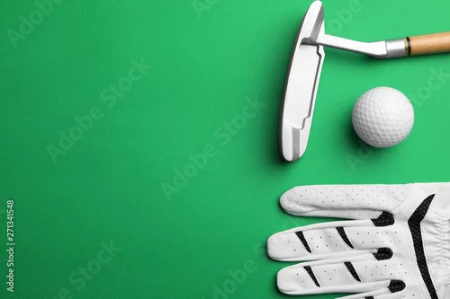 Obraz Zestaw sprzętu golfowego na kolor tła, płaskie świeckich. Miejsce na tekst