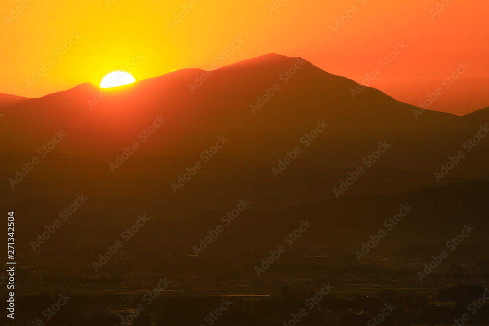 朝焼けの早池峰山