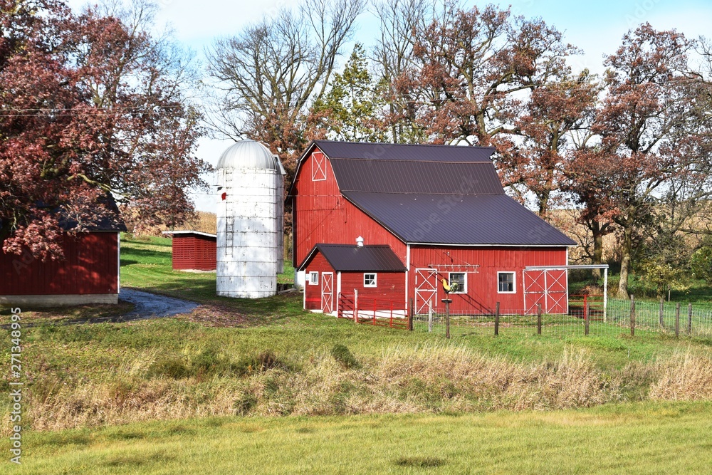 Obraz premium Red Barn and White Silo