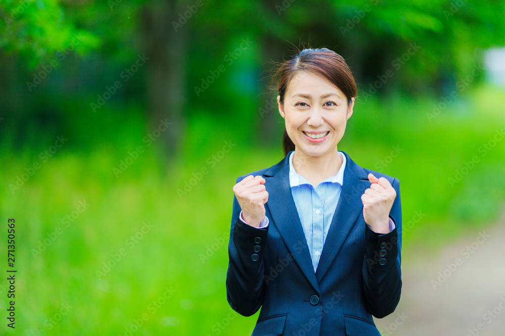 ガッツポーズ・女性