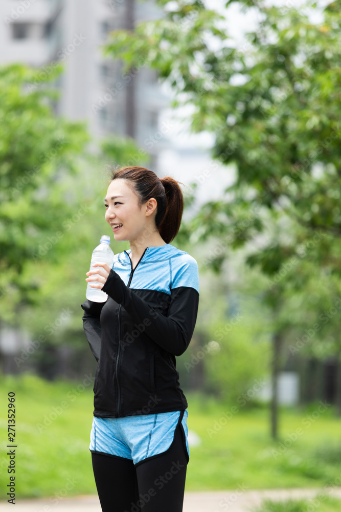 水を飲む女性