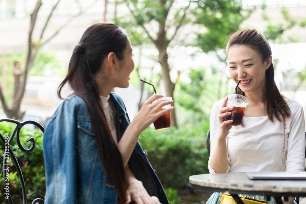 テラス席で会話する女性 テラス席で会話する女性