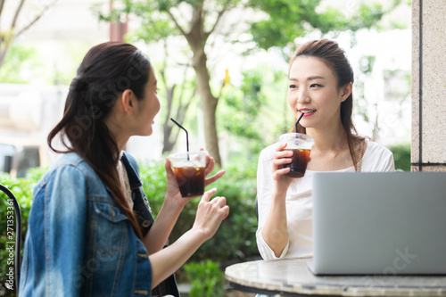 テラス席で会話する女性