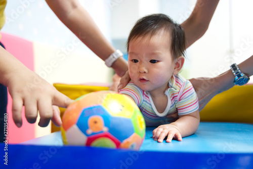 Konstfotografi Little young kid learning in play and learn class with her mother