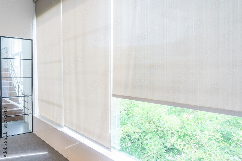Ταπετσαρία Roll Blinds on the windows, the sun does not penetrate the house