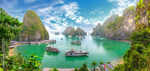 Fototapeta Naklejka Na Ścianę i Meble -  Beautiful landscape Halong Bay view from adove the Bo Hon Island. Halong Bay is the UNESCO World Heritage Site, it is a beautiful natural wonder in northern Vietnam