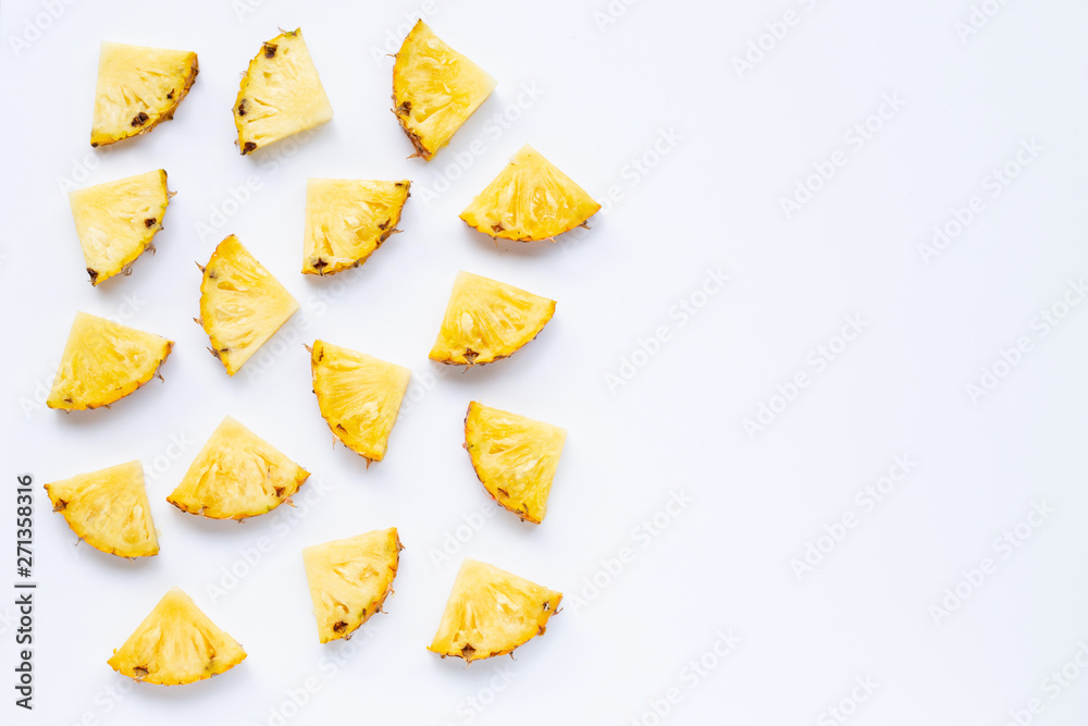 Naklejka premium Pineapple slices on white.