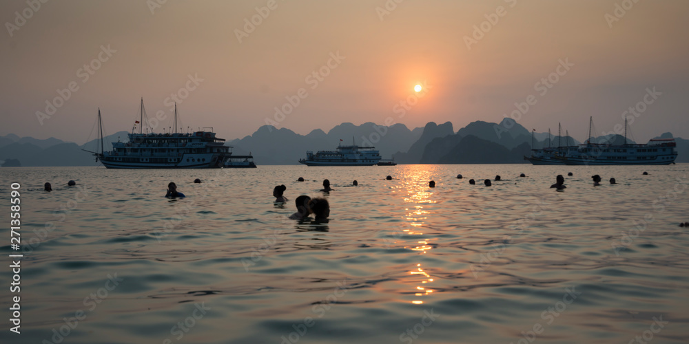 Obraz premium Cruise to Halong Bay, Vietnam