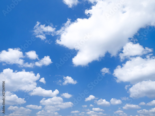 Fototapeta Naklejka Na Ścianę i Meble -  初夏の青空と雲