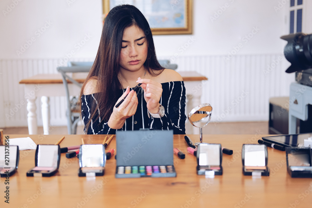 beauty blogger live broadcasting cosmetic makeup tutorial on social media. beauty blogger live broadcasting cosmetic makeup tutorial on social media.