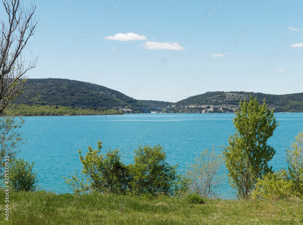 Paysage d'eau bleue turquoise du lac de Sainte-Croix au pied des gorges du Verdon depuis le chemin forestier de Bauduen. Alpes-de-Haute-Provence