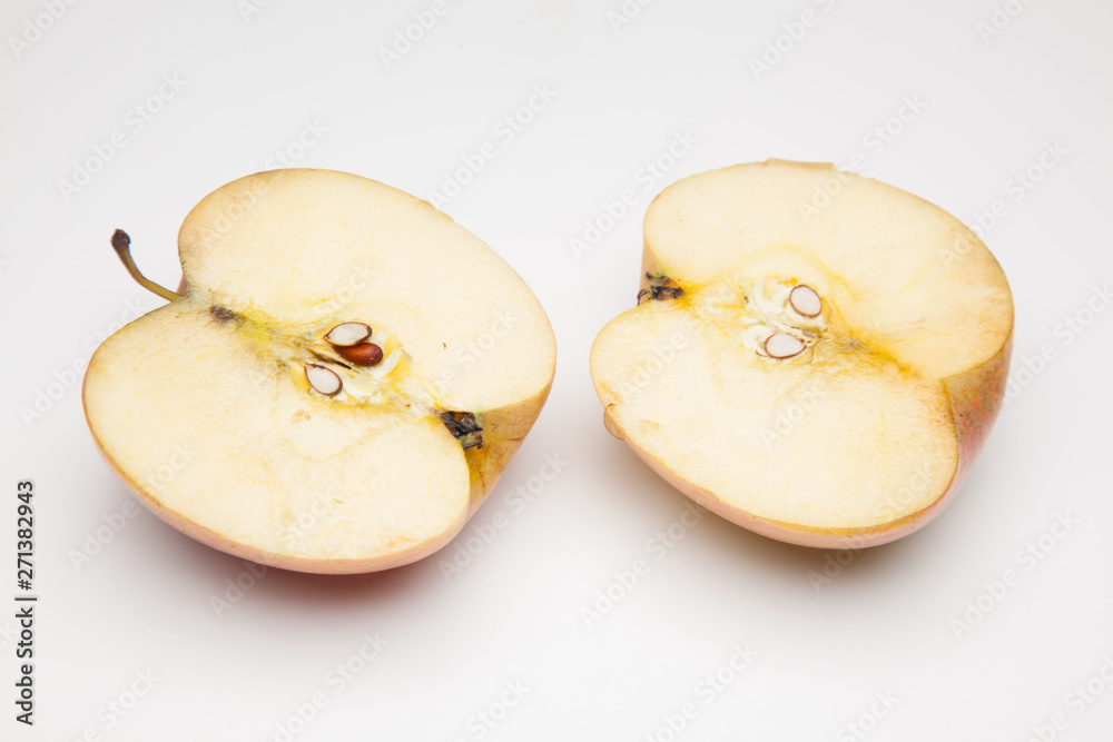 Manzana partida por la mitad sobre fondo blanco