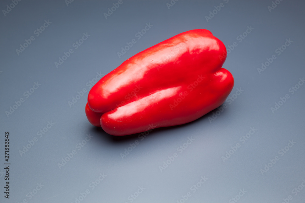 Pimiento rojo sobre fondo blanco Pimiento rojo sobre fondo blanco