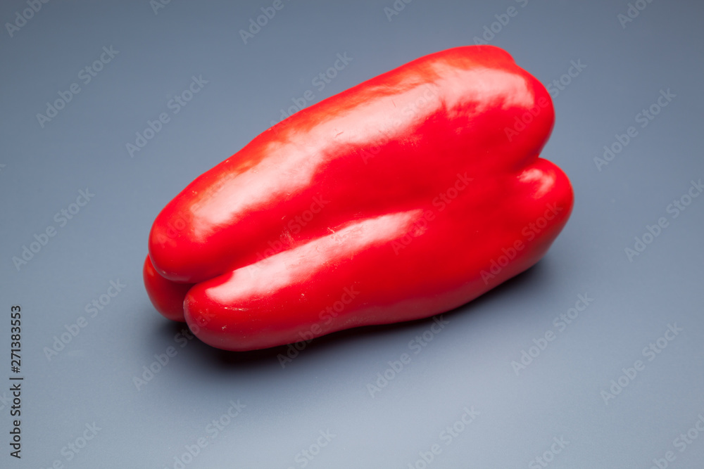 Pimiento rojo sobre fondo blanco Pimiento rojo sobre fondo blanco