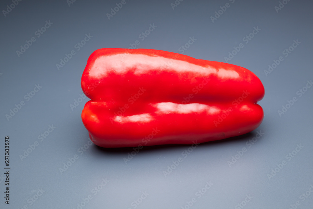 Pimiento rojo sobre fondo blanco Pimiento rojo sobre fondo blanco