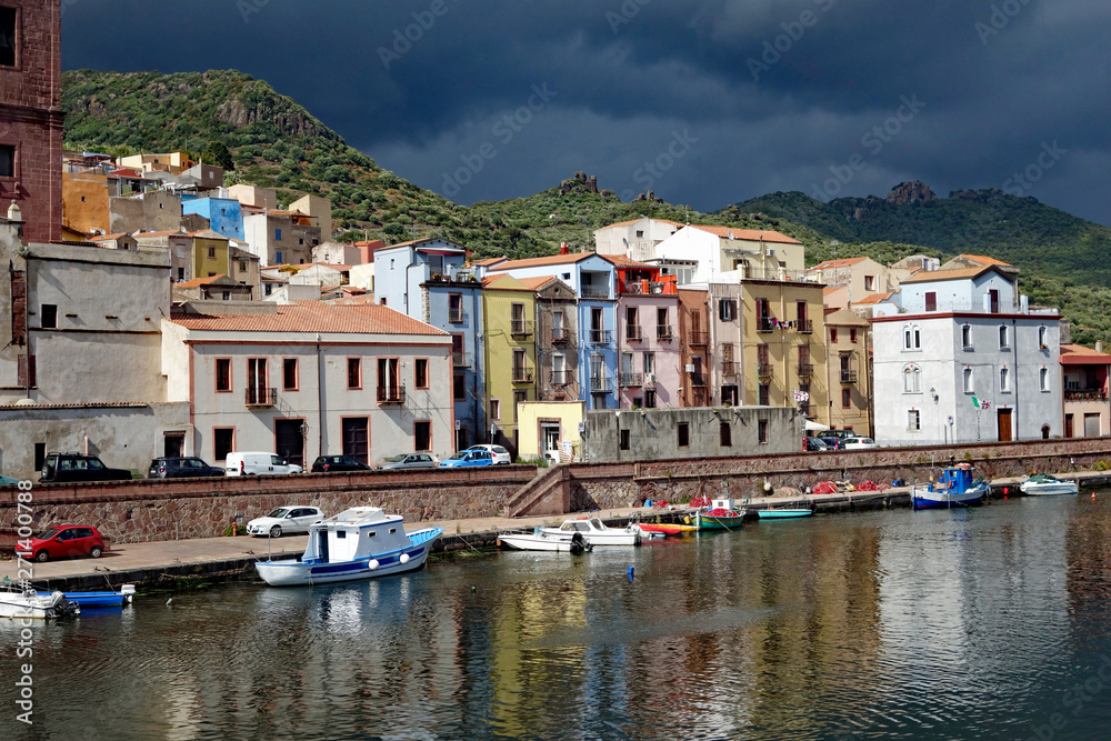 Sardinien Bosa bunte Häuser und Boote am Hafen