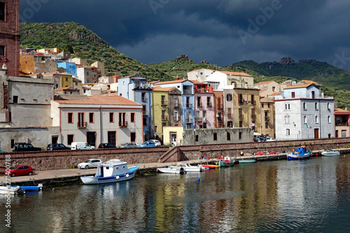 Sardinien Bosa bunte Häuser und Boote am Hafen