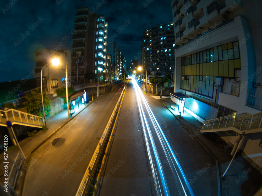 夜の道路の光