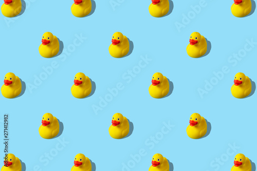 Fotografia Trendy summer pattern with yellow rubber duck on bright blue background
