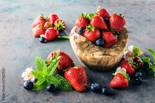 Gro  aufnahme von frischen Brombeeren  von Blaubeeren  von Erdbeeren und von gr  nen Minze  Bl  ttern