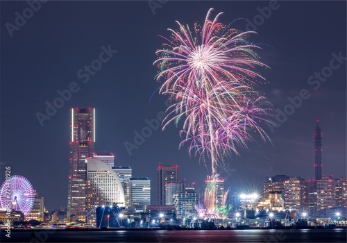 横浜開港祭みなとみらいビームスペクタクル花火 © Umibozze