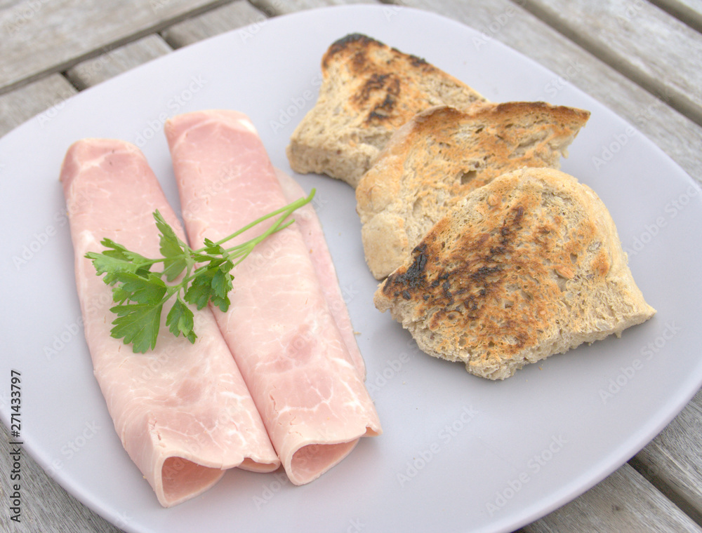 assiette de jambon blanc ,tartines de pain grillées ,repas assiette de jambon blanc ,tartines de pain grillées ,repas