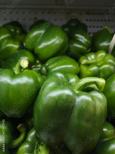 Fototapeta Naklejka Na Ścianę i Meble -  Green bell pepper is fresh, sold in supermarkets.