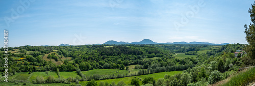 chaine des puys vue de ST Pierre le Chastel