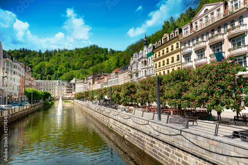 Tablou canvas karlovy vary canal and beautiful traditional buildings