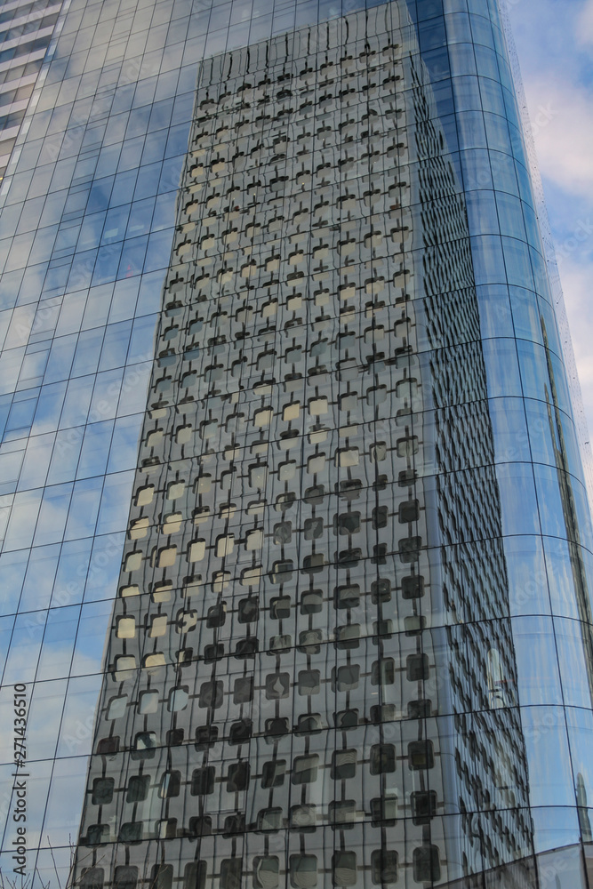 Obraz premium A skyscraper against a blue sky.
