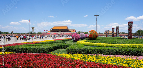 Cuadro en lienzo Tiananmen Square in Beijing, China in spring with flowers
