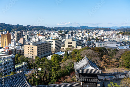 高知城の天守閣から見る高知城と高知市街地の風景