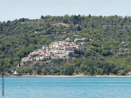 La commune de Sainte-Croix du Verdon au bord du lac sur le plateau de Valensole sur la rive oposée de Bauduen. Alpes-de-Haute-Provence photo