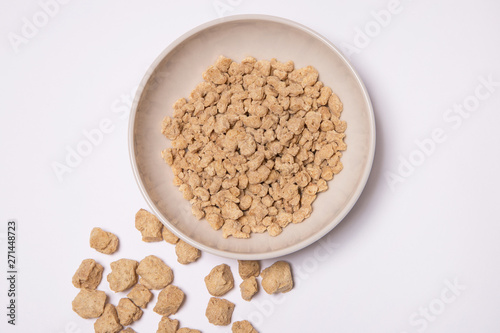 Proteína de soja texturizada fina y gruesa (carne vegana) sobre un fondo blanco. Sustituto de carne para vegetarianos y veganos.