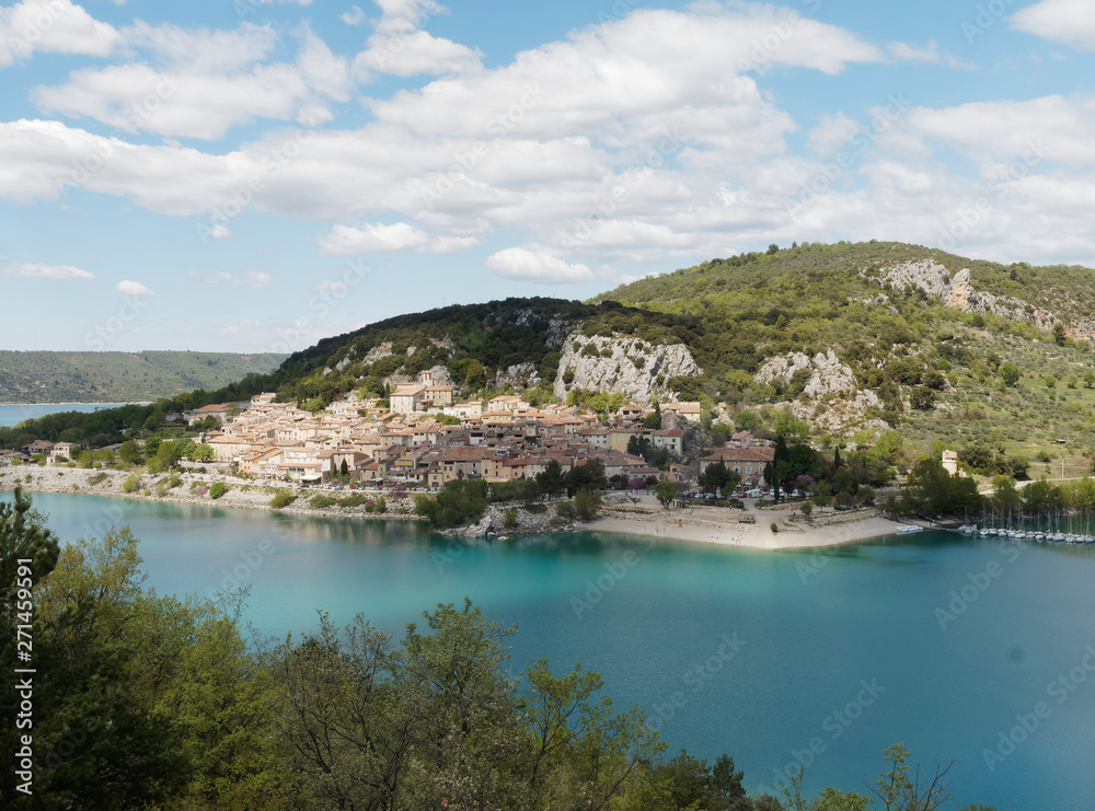 Provence-Alpes-Côte d'Azur. Le village de Bauduen vu depuis la rive opposée du lac de Sainte-Croix.