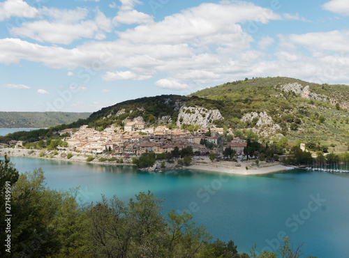 Provence-Alpes-Côte d'Azur. Le village de Bauduen vu depuis la rive opposée du lac de Sainte-Croix.