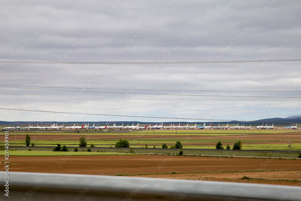 europa, campo, spain, aviones, transporte, cielo, nubes,flota, parque de aviones, paisaje. europa, campo, spain, aviones, transporte, cielo, nubes,flota, parque de aviones, paisaje.