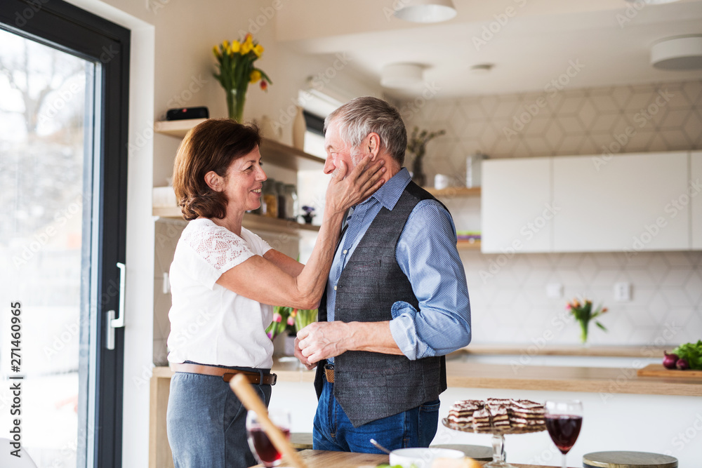 Obraz premium A senior couple in love indoors at home, talking.