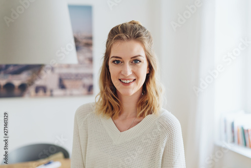 attraktive junge frau in ihrer wohnung lächelt in die kamera Free Download attraktive junge frau in ihrer wohnung lächelt in die kamera - GFXLoad