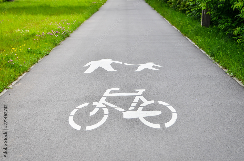 Fototapeta premium Bicycle path with sign in the park